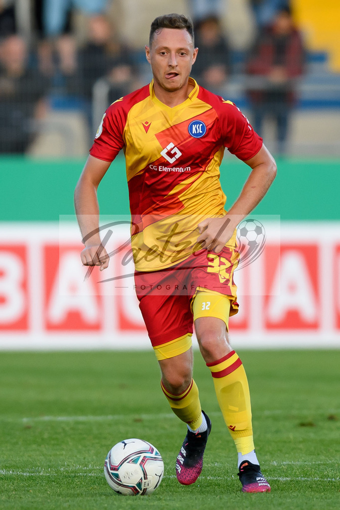 LOTKSC20210809_235 | Fussball, Herren: Robin Bormuth (Karlsruher SC) in Aktion, am Ball, Einzelaktion beim Spiel der 1. Runde im DFB-Pokal zwischen SF Lotte und Karlsruher SC im Stadion am Lotter Kreuz am 09.08.2021 in Lotte, Deutschland.DFB / DFL REGULATIONS PROHIBIT ANY USE OF PHOTOGRAPHS AS IMAGE SEQUENCES AND/OR QUASI-VIDEO. - Realisiert mit Pictrs.com