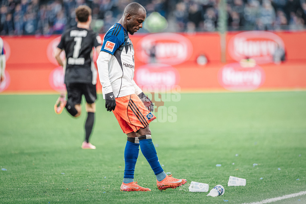 Fußball | Männer | Saison 2025/2026 | 1. Fußball-Bundesliga | 8. Spieltag | Hamburger SV vs. VfL Wolfsburg | 25.10.2025 | Jean-Luc Dompe (#7, HSV) schießt Becher vom Feld
