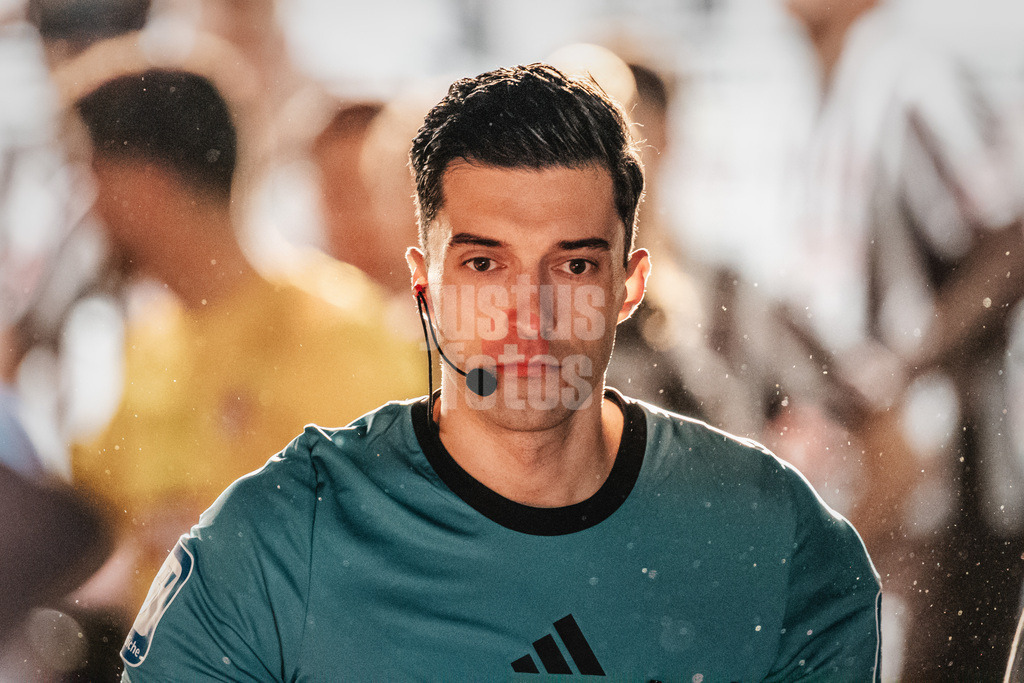 Fußball | Männer | Saison 2025/2026  | Fußball-Bundesliga | 27. Spieltag | FC St. Pauli vs. SC Freiburg | 22.04.2026 | Schiedsrichter Florian Badstübner auf dem Weg ins Stadion