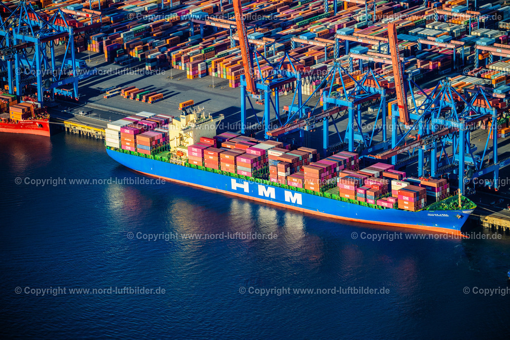 Hamburg_Altenwerder_CTC_Container_Terminel_Container_Schiff_Hmm_Oakland_ELS_1035270425 | HAMBURG 27.04.2025 Containerschiff " HMM OAKLAND " (IMO 9385013, MMSI 440062000) zur Frachtlöschung und Entladung im Hafen HHLA Container Terminal Altenwerder (CTA) im Ortsteil Altenwerder in Hamburg, Deutschland. Weiterführende Informationen bei: Hamburger Hafen und Logistik Aktiengesellschaft. // Container ship " HMM OAKLAND " (IMO 9385013, MMSI 440062000) for cargo discharge and unloading in the port of HHLA Container Terminal Altenwerder (CTA) in the Altenwerder district of Hamburg, Germany. Further information at: Hamburger Hafen und Logistik Aktiengesellschaft. Foto: Martin Elsen