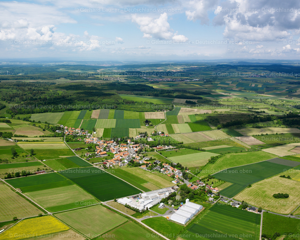 2615675 | ALLMENROD 09.06.2006 Landwirtschaftliche Nutzflächen und Feldgrenzen  umsäumen das Siedlungsgebiet des Dorfes in Allmenrod im Bundesland Hessen, Deutschland // Agricultural land and field boundaries surround the settlement area of the village  in Allmenrod in the state Hesse, Germany Foto: Gerhard Launer