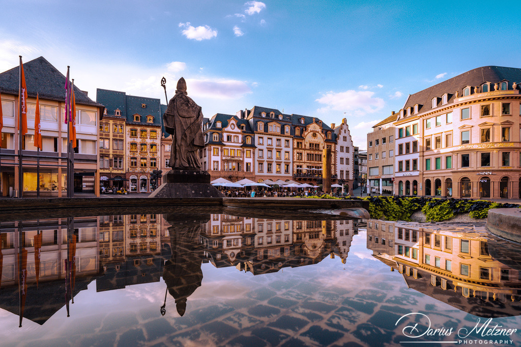 Der Mainzer Marktplatz  | Der Mainzer Marktplatz mit den renovierten Markthäusern im Hintergrund und gespiegelt auch nochmal im Vordergrund. 