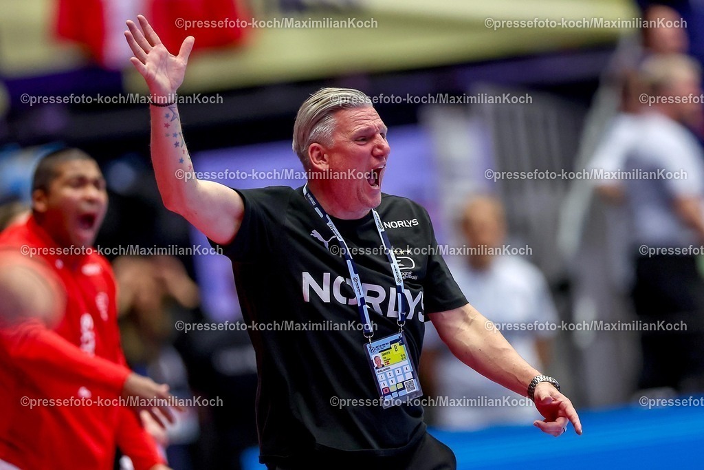 EHF20012602093 | 20.01.2026, Handball, Men's EHF EURO 2026, Dänemark - Portugal, Jyske Bank Boxen in Herning, Dänemark, Preliminary Round:  Headcoach Nikolaj Jacobsen (Denmark #hc) gestikulierend am Spielfeldrand  nach Foulspiel von  Victor Manuel Iturriza Alvarez (Portugal #08) an  Mathias Gidsel (Denmark #19) 