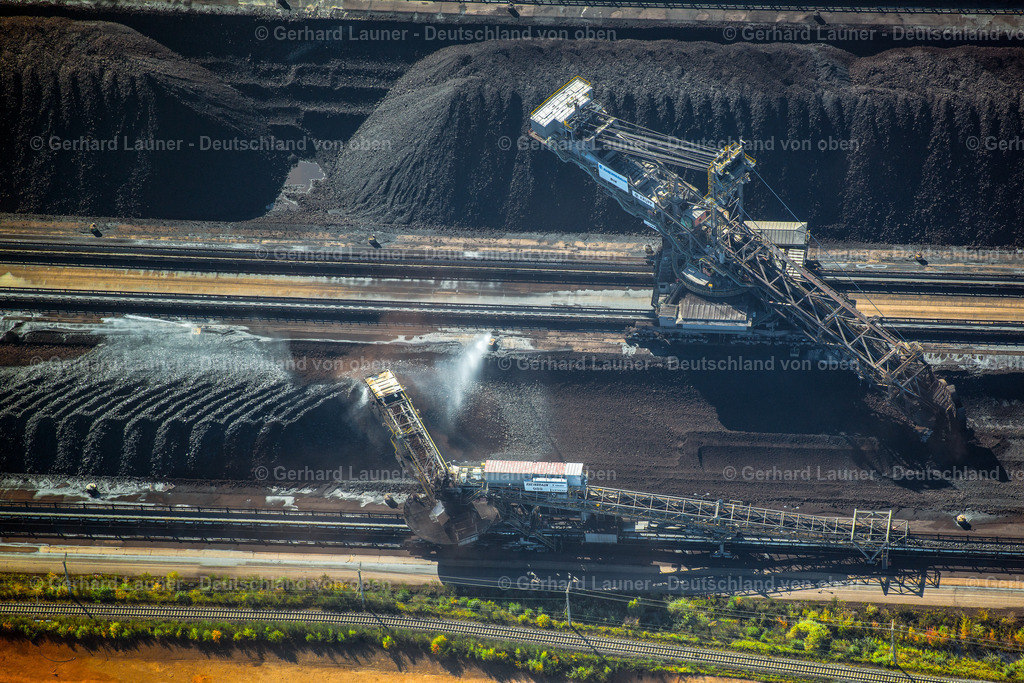 3704452 | NIEDERZIER 14.10.2017 Bagger- Förderbrücke im Flöz des Abbaugebietes und der Abraum- Flächen im Braunkohle - Tagebau Hambach in Niederzier im Bundesland Nordrhein-Westfalen, Deutschland. Weiterführende Informationen bei: RWE AG. // Dredging conveyor bridge in brown coal mine Hambach in Niederzier in the state North Rhine-Westphalia, Germany. Further information at: RWE AG. Foto: Gerhard Launer