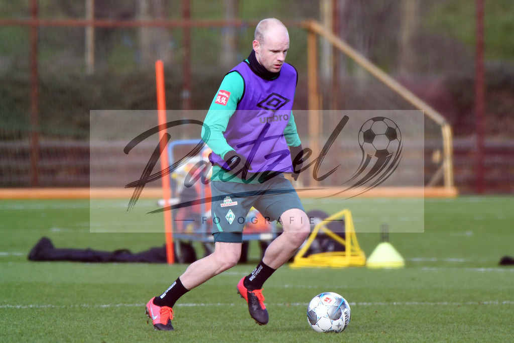 20200212_TRASVW_0089 | Fussball, Herren: Davy Klaassen (Werder Bremen) in Aktion, am Ball, Einzelaktion waehrend der Trainingseinheit des SV Werder Bremen auf dem wohninvest Weserstadion Trainingsplatz am 12.02.2020 in Bremen, Deutschland. - Realisiert mit Pictrs.com