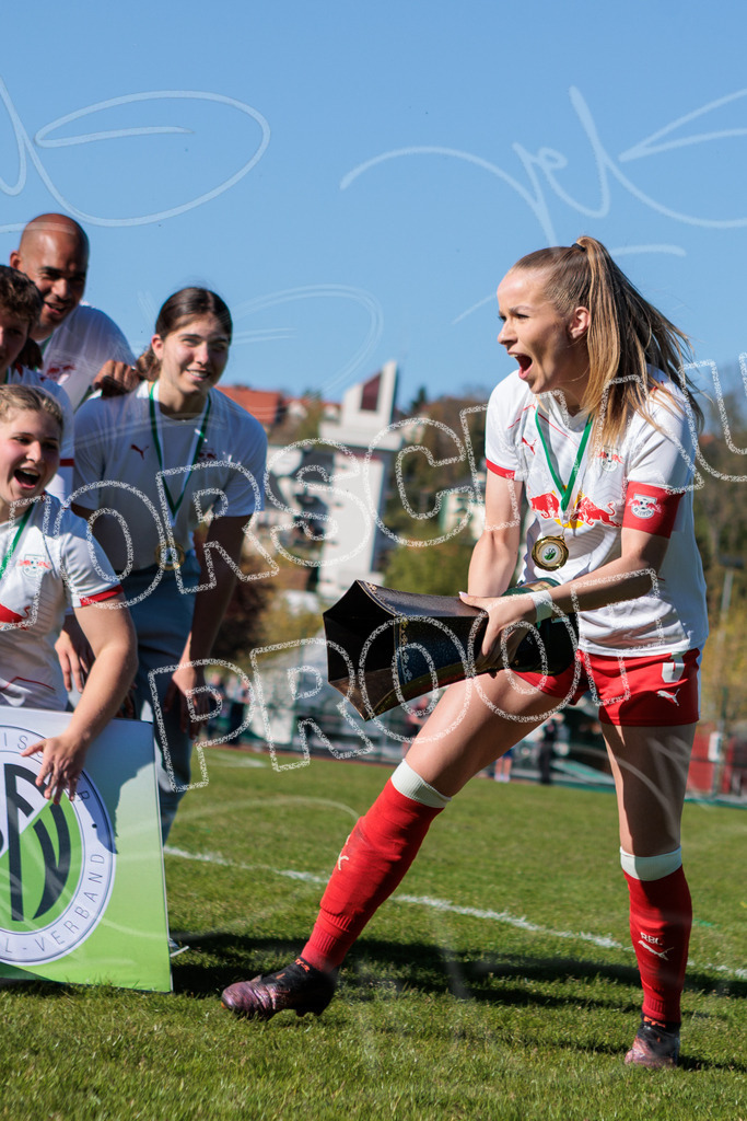 Gipfeltreffen der Frauen: Finale um den Sachsenlotto Landespokal 2026 | Am 1. Mai 2026 trafen im Endspiel des Sachsenlotto Landespokals die Frauen des Chemnitzer FC und die zweite Mannschaft von RasenBallsport Leipzig aufeinander. Vor stimmungsvoller Kulisse kämpften beide Teams ab 15:00 Uhr um die begehrte Trophäe des sächsischen Fußballs. Diese Galerie zeigt die Highlights, packende Zweikämpfe und die emotionalsten Momente des Finaltags. - Realisiert mit Pictrs.com