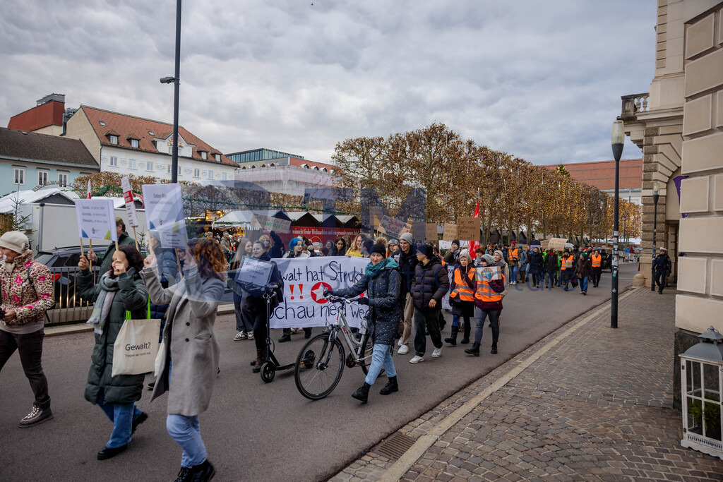RR5M6488 | 29.NOV.24-Protestmarsch gegen Gewalt-Copyright: Katholische Kirche Kärnten/Denk Dich Neu/Trainproduction/Matthias Trinkl