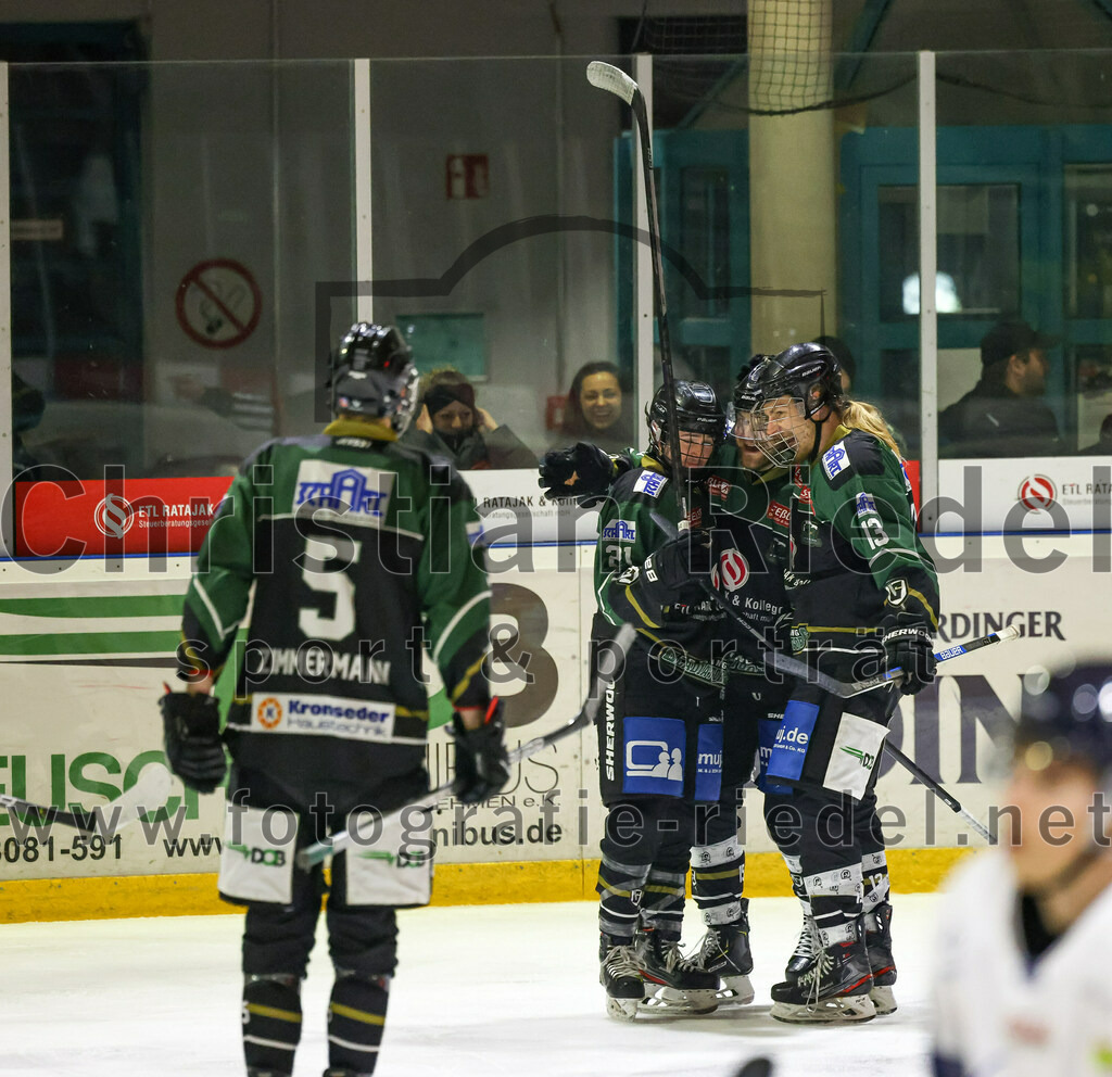 2023-03-03_125_TSV_Erding_gegen_ESC_Kempten | Erding, Deutschland, 03.03.2023:
Eishockey, Bayernliga Playoffs 2022 / 2023, Viertelfinale, TSV Erding gegen ESC Kempten, Endergebnis: 9:3

Florian Zimmermann (Erding Gladiators, #5), Erik Modlmayr (Erding Gladiators, #21), Michael Franz (Erding Gladiators, #13)

Foto: Christian Riedel / fotografie-riedel.net