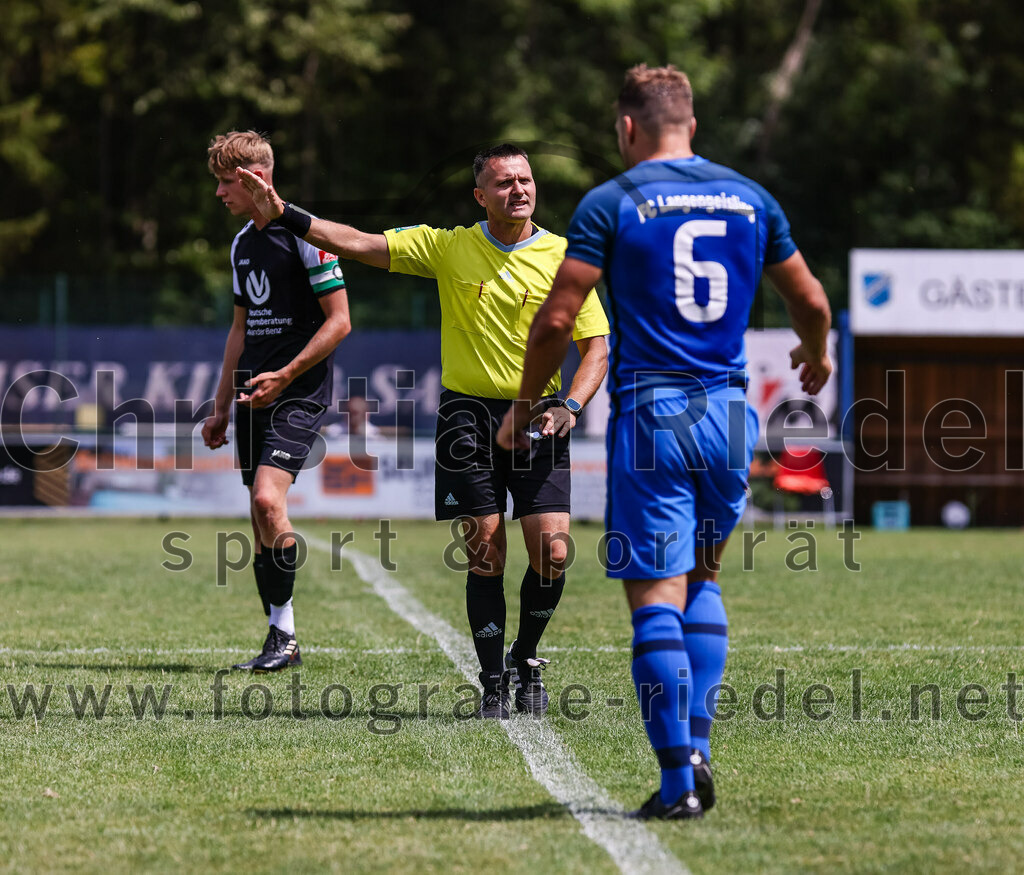 2023-07-22_038_FC_Langengeisling_gegen_VfB_Eichstaett_II | Erding, Deutschland, 22.07.2023:
Fußball, Bezirksliga Oberbayern Ost 2023 / 2024, Testspiel, FC Langengeisling gegen VfB Eichstätt II, Endergebnis: 3:2

Schiedsrichter Ladislau Kis, Andreas Buchberger (FC Langengeisling, #6)

Foto: Christian Riedel / fotografie-riedel.net