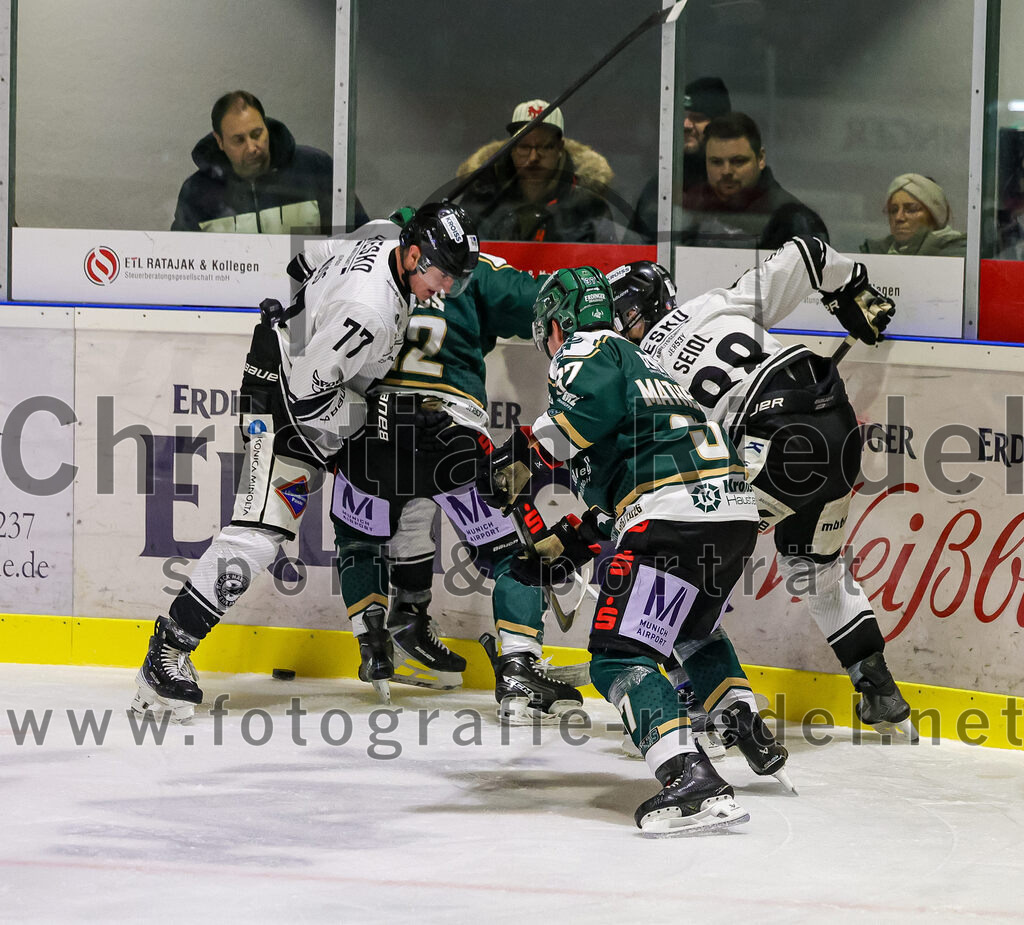 2025-11-25_138_TSV_Erding_gegen_EHF_Passau_Black_Hawks | Erding, Deutschland, 25.11.2025:Eishockey, Oberliga Süd 2025 / 2026, 20. Spieltag, TSV Erding gegen EHF Passau Black Hawks, Endergebnis: 2:3 n.V.Thomas Nuss (EHF Passau Black Hawks, #77), Thomas Matheson (Erding Gladiators, #37), David Seidl (EHF Passau Black Hawks, #88)Foto: Christian Riedel / fotografie-riedel.net