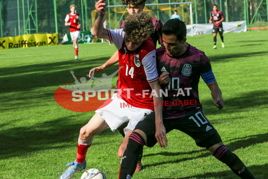 AUSTRIA U15 - MEXICO U15 | MARCEL STÖHR (Austria #14) Hugo Figueroa (Mexico #10) ; AUSTRIA U15 - MEXICO U15 am 29.04.2022 in Arnoldstein
(Sportplatz), AUSTRIA, (Photo by Ernst Krawagner sport-fan.at) - Realisiert mit Pictrs.com