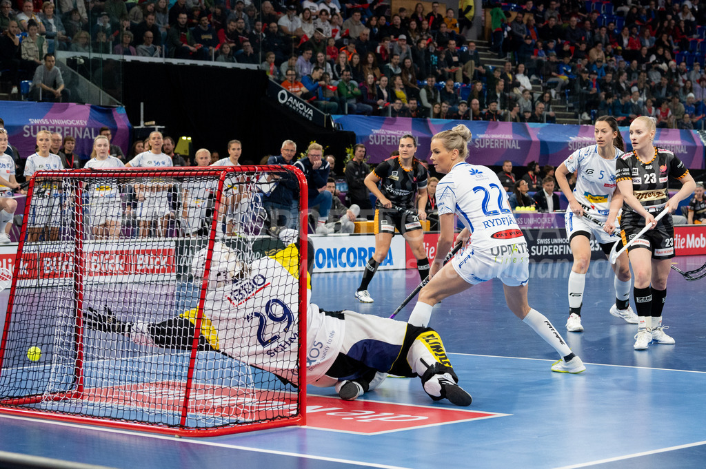 Piranha Chur vs Kloten-Dietlikon Jets - 23. April 2022 | Piranha Chur vs Kloten-Dietlikon Jets
Stimo Arena, Kloten
Der Ball fliegt an Aussennetz von #29 Torhüterin Monika Schmid (Kloten-Dietlikon Jets), rechts #22 Iza Rydfjäll (Kloten-Dietlikon Jets), #5 Andrea Gämperli (Kloten-Dietlikon Jets) und #23 Martina Repková (Piranha Chur).
Bild: Sportfotografie Markus Aeschimann | www.markus-aeschimann.ch - Realisiert mit Pictrs.com