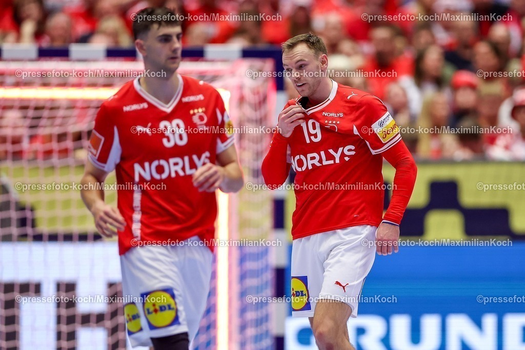 EHF20012602070 | 20.01.2026, Handball, Men's EHF EURO 2026, Dänemark - Portugal, Jyske Bank Boxen in Herning, Dänemark, Preliminary Round:  Mathias Gidsel (Denmark #19) enttäuscht Enttäuschung neben  Mads Hoxer Hangaard (Denmark #38) 