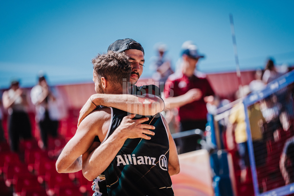 Beachvolleyball | Männer | Allianz German Beach Tour 2025 | Tourstop Düsseldorf | 16.05.2025 | v.l. Eric Stadie-Seeber und Jannik Kühlborn umarmen sich nach dem Sieg