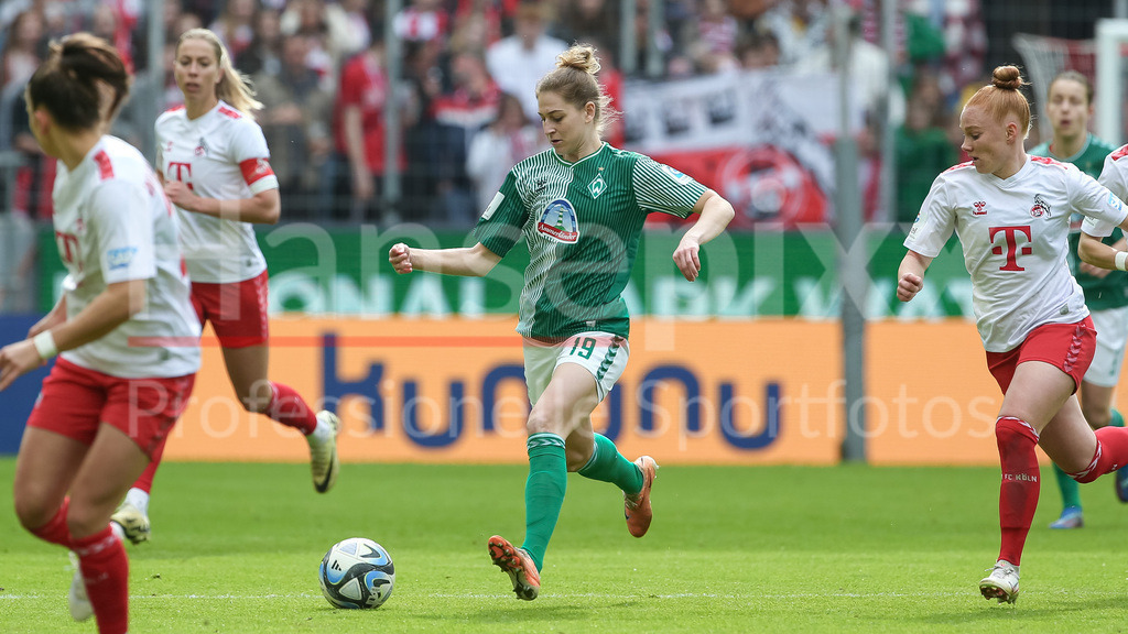 Fussball, Google Pixel Frauen-Bundesliga, 1. FC Köln - SV Werder Bremen | v.li.: Saskia Matheis (SV Werder Bremen, 19) am Ball, Einzelbild, Ganzkörper, Aktion, Action, Spielszene, DIE DFB-RICHTLINIEN UNTERSAGEN JEGLICHE NUTZUNG VON FOTOS ALS SEQUENZBILDER UND/ODER VIDEOÄHNLICHE FOTOSTRECKEN. DFB REGULATIONS PROHIBIT ANY USE OF PHOTOGRAPHS AS IMAGE SEQUENCES AND/OR QUASI-VIDEO.