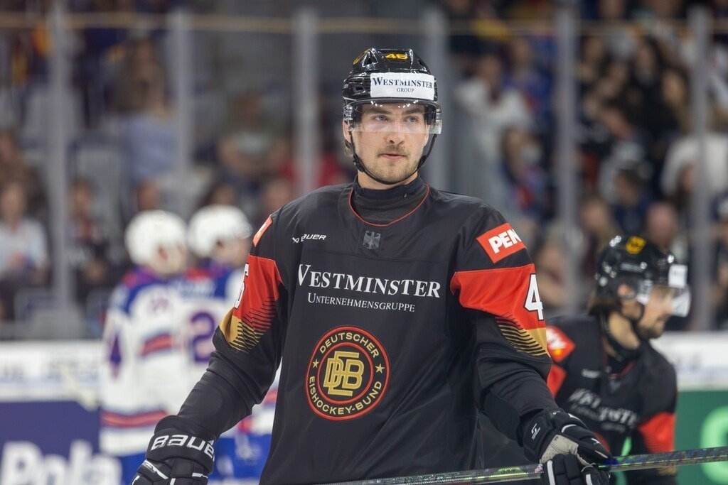 Eishockey-Länderspiel Deutschland gegen USA in Mannheim (letztes Vorbereitungsspiel vor der WM in der Schweiz) | Eishockey-Länderspiel Deutschland gegen USA in Mannheim (letztes Vorbereitungsspiel vor der WM in der Schweiz)***Julius Karrer (46, Deutschland) beim Warm-Up - Realisiert mit Pictrs.com