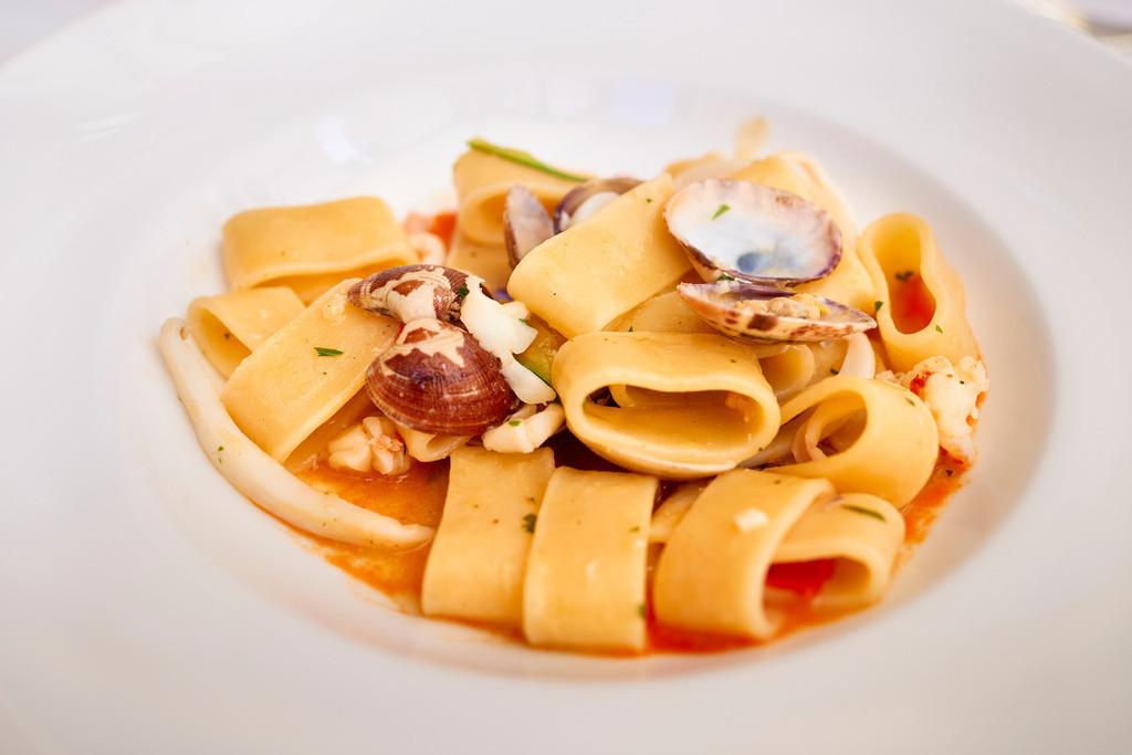 Trattoria Tre Cristi | Siena, Italien - September 01, 2016: Restaurant Trattoria, Tre Cristi; Nudelgericht mit Muscheln. - Realisiert mit Pictrs.com