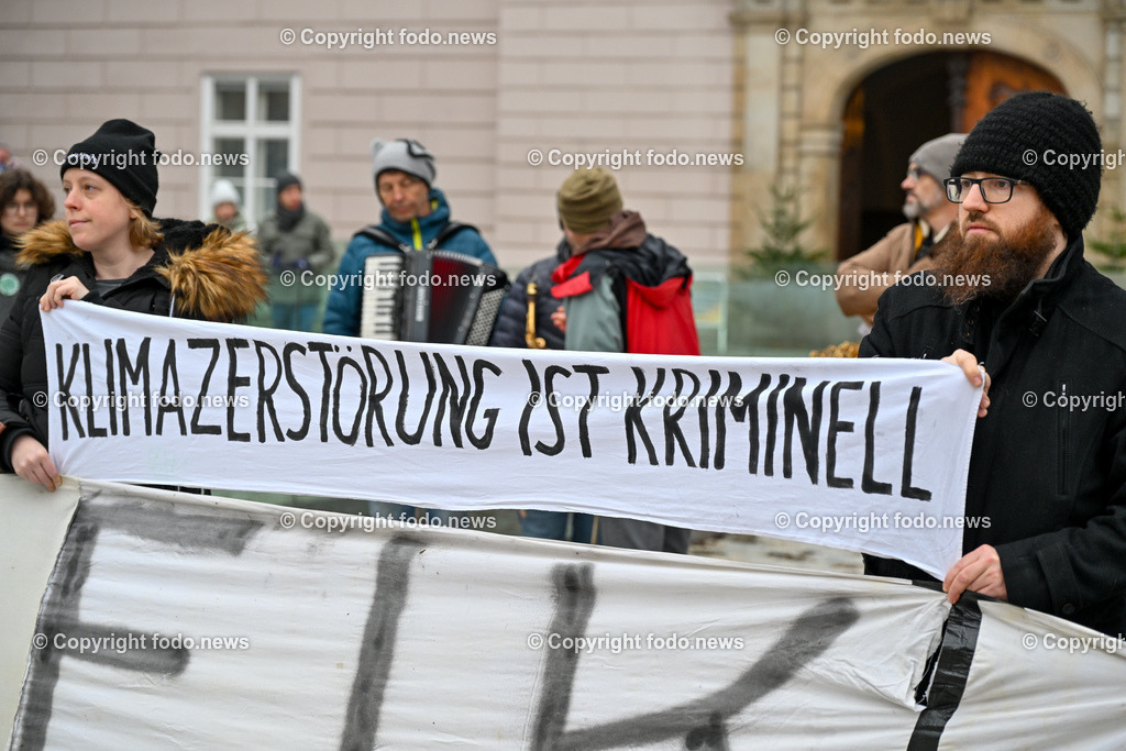 Demonstration Fridays for Future_ Lndhaus Linz_ 16.12.2023-11 | 16.12.2023, Linz, AUT, Demonstration Fridays for Future, Landhaus Linz, im Bild Demonstrationsteilnehmer, Kundgebung, Transparente, Omas gegen rechts, Teachers for Friday, Klimastreik, Klimaziele, Ansprachen