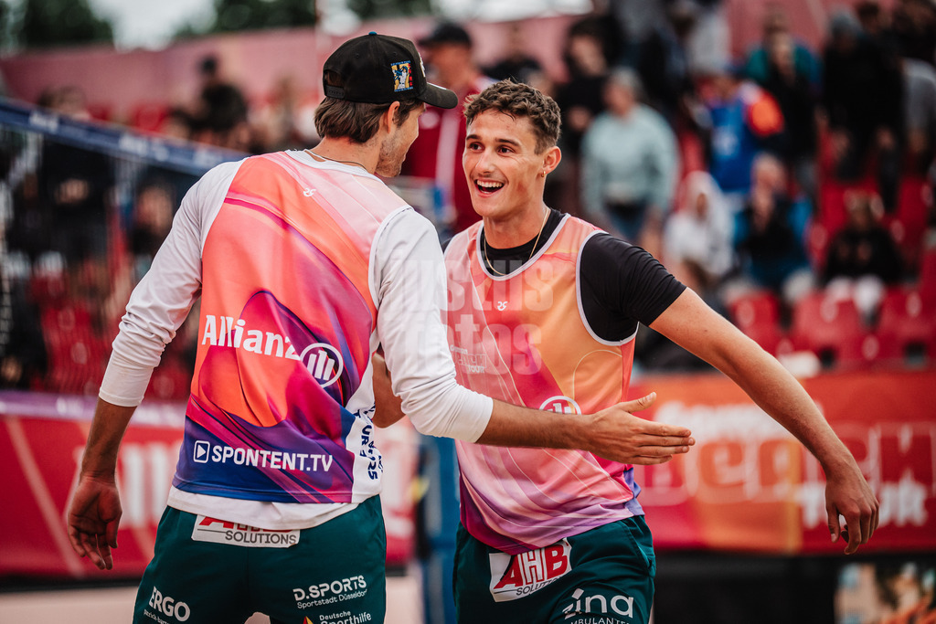 Beachvolleyball | Männer | Allianz German Beach Tour 2025 | Tourstop Berlin | 22.08.2025 | v.l. Niklas Held und Hennes Nissen klatschen ein