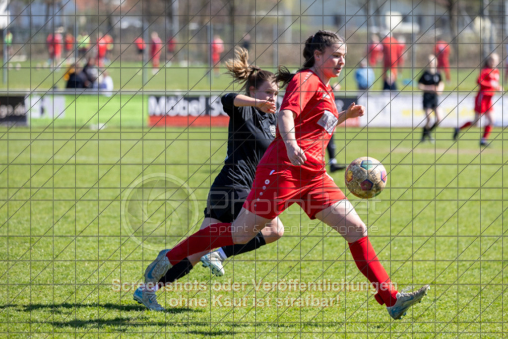 20250406_144055_0439 | #,1.FC Donzdorf (rot) vs. SV Jungingen (schwarz), Fussball, Frauen-Verbandsliga Württemberg, 16. Spieltag, Saison 2024/2025, Rasenplatz Lautertal Stadion, Süßener Straße 16, 73072 Donzdorf, 06.04.2025 - 13:00 Uhr,Foto: PhotoPeet-Sportfotografie/Peter Harich