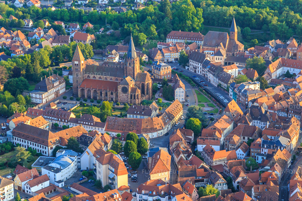 Vue aérienne: Abbatiale Saint Pierre et Paul du sud-est à Wissembourg dans le département Bas Rhin, France – .Photo: IMG_100657.jpg prise le 02/06/2017 par Werner Riehm/FLY-FOTO.eu – Résolution de l'original: 5200 x 3467 px – Paroisse de Wissembourg