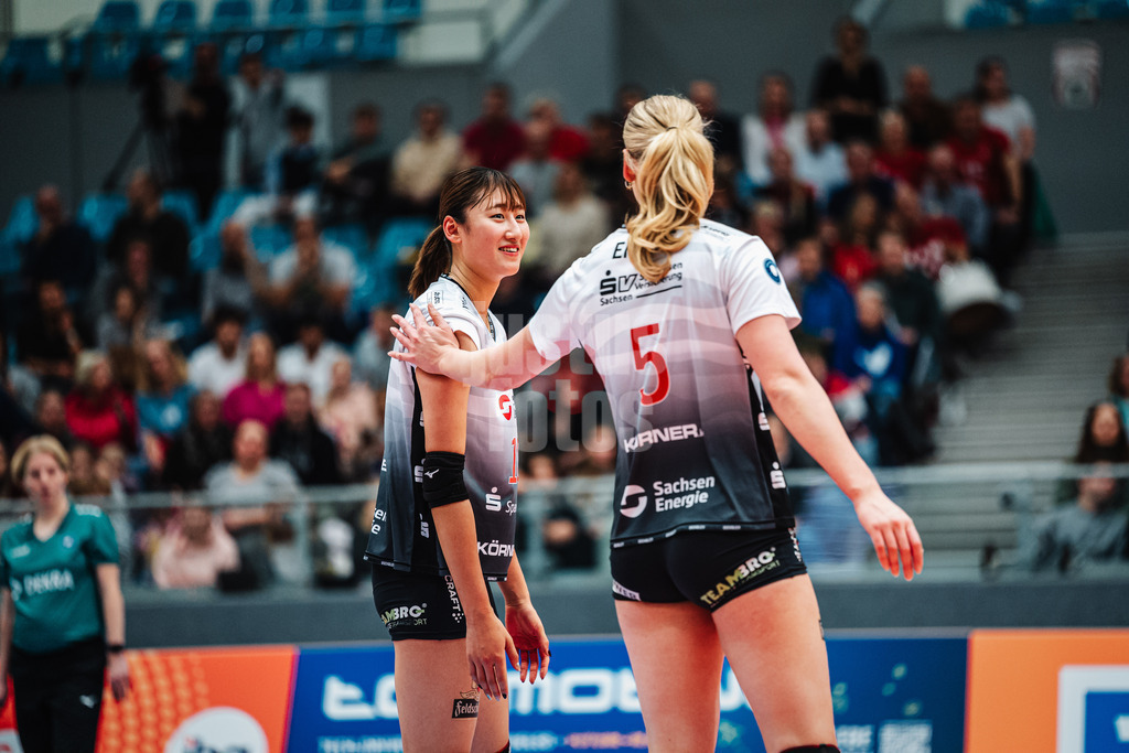 Volleyball | Frauen | Saison 2025/2026 | Volleyball Bundesliga | ETV Hamburger Volksbank Volleys vs. Dresdner SC | 15.11.2025 | v.l. Miku Akimoto (#10, Dresdner SC) und Rosa Entius (#5, Dresdner SC)