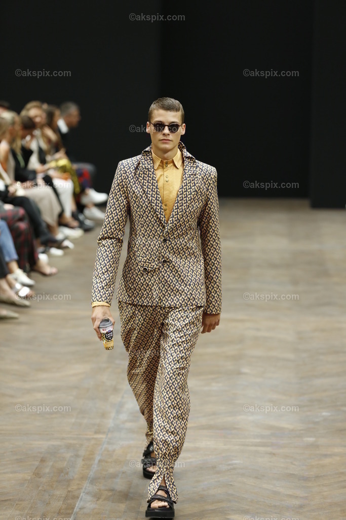 Kilian Kerner auf der  MBFW Spring/Summer 2023 | Mercedes-Benz Fashion Week (MBFW)  Frühling / Sommer 2023 im Hotel Telegraphenamt Berlin in Berlin-Mitte. Die Kollektionen von Kilian Kerner auf der MBFW Spring/Summer 2023. Das Bild zeigt Models mit der Kollektion von Kilian Kerner.