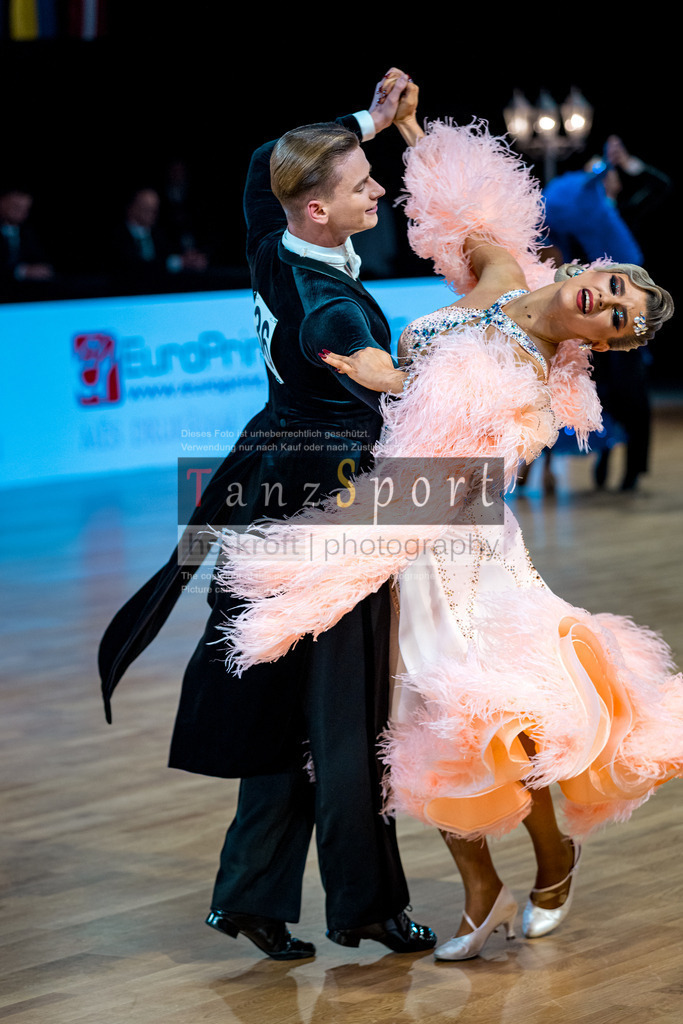 20251212_WDSF_World_Ch_Cup_RS-Std_1148-2 | Tanzsportbilder, Standardtanz, Lateintanz, WDSF, DTV, LTVB, dancecomp, goc, hessen tanzt, blaues band der spree, walzer, tango, wiener walzer, slowfox, quickstepp, samba, rumba, cha-cha-cha, paso doble. jive, hd-kroft photography, turniertanzsport