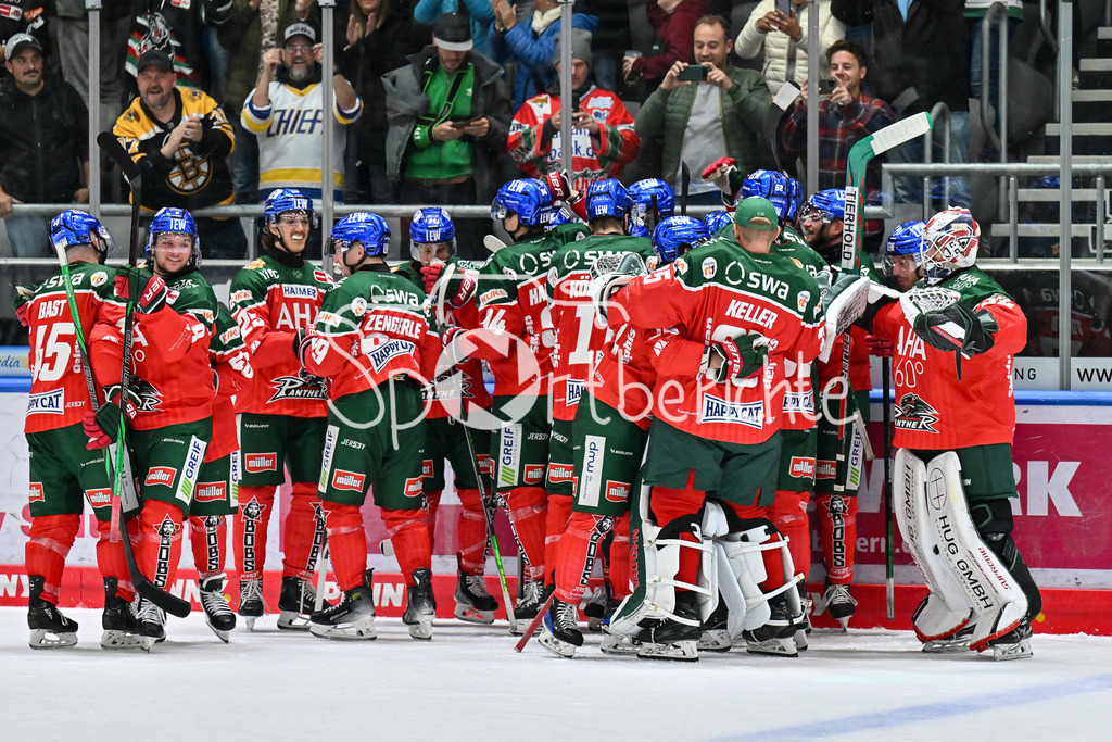 Augsburger Panther - Kölner Haie | Grenzenloser Jubel der Augsburger nach dem Siegtreffer zum 6-7 durch Jason BAST (Augsburger Panther #45) / Freude / Happy / Tor / Treffer / torschuetze / DEL: Augsburger Panther - Kölner Haie, Curt Frenzel Stadion am 29.09.2024