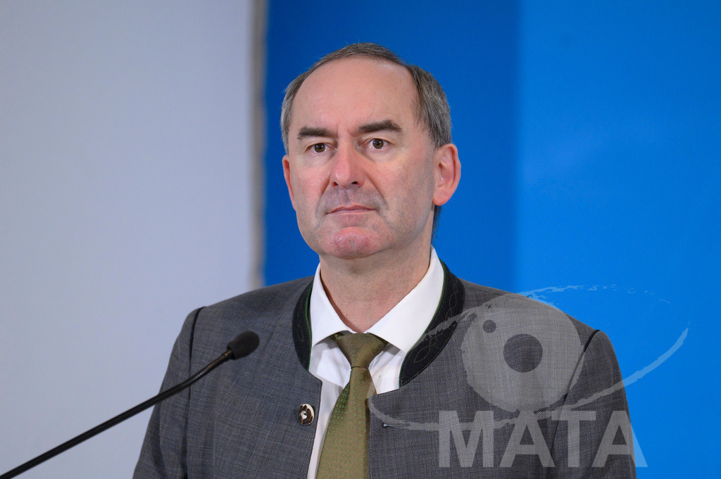 _DWI7868 | Bayerns Wirtschaftsminister Hubert Aiwanger (Freie Wähler) Pressekonferenz im Lokschuppen. Rosenheim, 02.12.2025 Bayern Deutschland - Realized with Pictrs.com