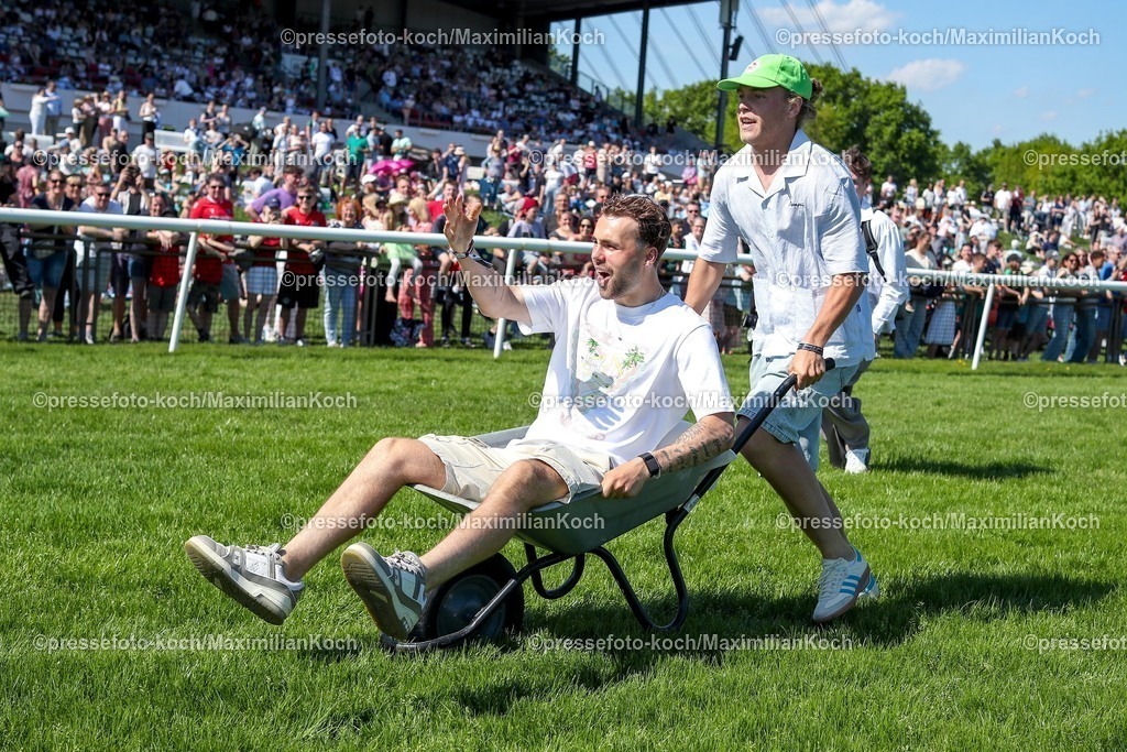 HanMX01052588008 | 01.05.2025, Fußball, Hannover 96 Renntag, Die Fußballprofis von Hannover96 zu Gast auf der Pferderennbahn Neue Bult. Im Bild Lars Gindorf (Kettcar) und Kolja Oudenne bei der Sportstaffette