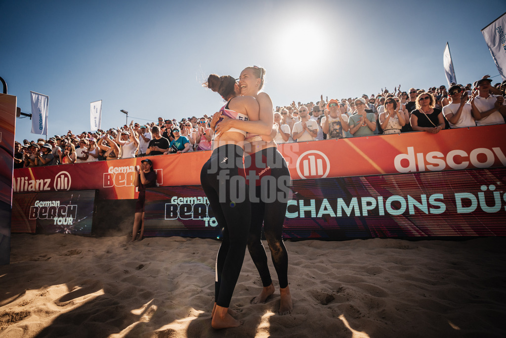 Beachvolleyball | Frauen | Allianz German Beach Tour 2025 | Tourstop Düsseldorf | 11.05.2025 | v.l. Lisa Kotzan und Tabea Schwarz jubeln nach dem Turniersieg