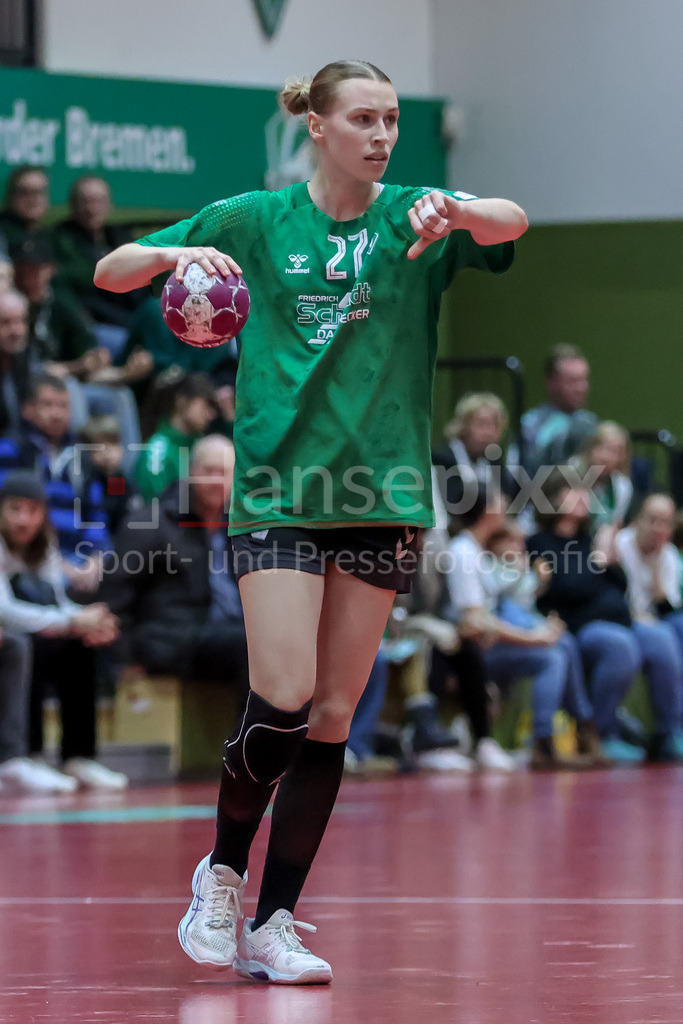 Handball, 2. Bundesliga Frauen, SV Werder Bremen - TG Nürtingen | v.li.: Emma Ruwe (SV Werder Bremen, 27) am Ball, Spielszene, Aktion, Action, gibt Anweisungen, gestikuliert, mit den Armen gestikulieren