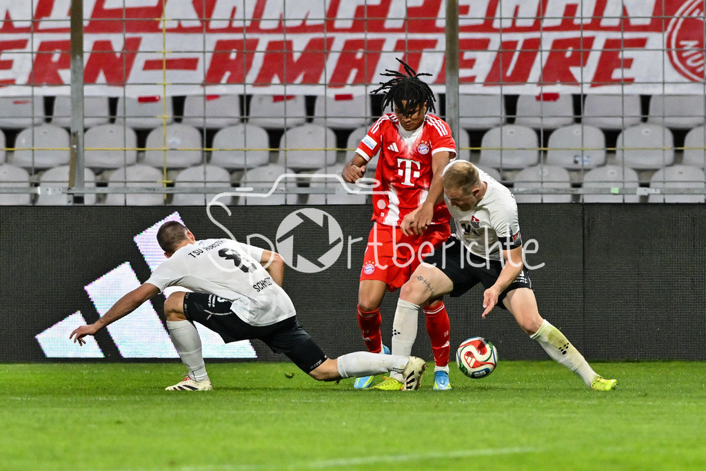 FC Bayern Amateure - TSV Aubstadt | MÜNCHEN, GERMANY - 24. APRIL: im Duell Nico SCHMIDT (TSV Aubstadt 8), Julien YANDA (FC Bayern München II 16) und Steffen BEHR (TSV Aubstadt 16) während dem Match zwischen den Amateuren des FC Bayern und dem TSV Aubstadt am 31. Spieltag der Regionalliga Bayern im Grünwalder Stadion