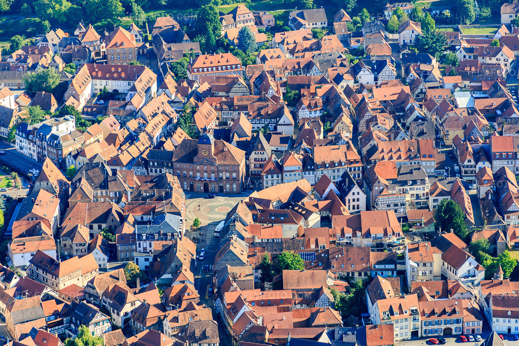 Aerial view: Place de la republique with town hall in Wissembourg in the state Bas-Rhin, France. – Photo: IMG_083021.jpg taken on 06/26/2015 by Werner Riehm/FLY-FOTO.com – Resolution of the original: 5472 x 3648 px