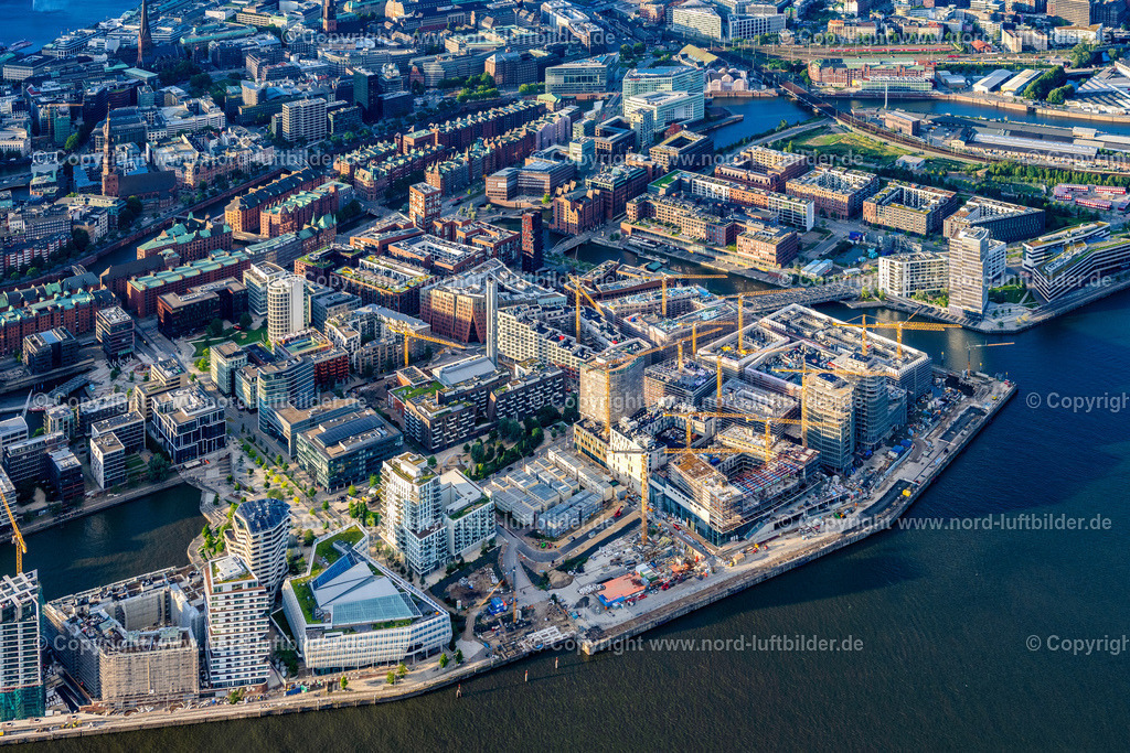 Hamburg_Hafencity_Baustelle_Sandtorkai_ELS_0263040823 | HAMBURG 21.08.2023 Baustelle zum Neubau des Gebäudekomplexes des Einkaufszentrum am Überseequartier am Chicagokai - Osakaallee im Bereich des ehemaligen Grasbrooks im Ortsteil Hafencity in Hamburg, Deutschland. Weiterführende Informationen bei: CHRISTIAN DE PORTZAMPARC,  Depenbrock Bau GmbH & Co. KG,  F + Z Baugesellschaft, Zweigniederlassung der Hecker Bau GmbH & Co. KG,  Stump-Franki Spezialtiefbau GmbH,  Unibail-Rodamco Germany GmbH,  Unibail-Rodamco ÜSQ Süd Quartiersmanagement GmbH. // Construction site for the new building complex of the shopping center at Ueberseequartier at Chicagokai - Osakaallee in the area of the former Grasbrooks in the Hafencity district in Hamburg, Germany. Further information at: CHRISTIAN DE PORTZAMPARC,  Depenbrock Bau GmbH & Co. KG,  F + Z Baugesellschaft, Zweigniederlassung der Hecker Bau GmbH & Co. KG,  Stump-Franki Spezialtiefbau GmbH,  Unibail-Rodamco Germany GmbH,  Unibail-Rodamco UeSQ Sued Quartiersmanagement GmbH. Foto: Martin Elsen