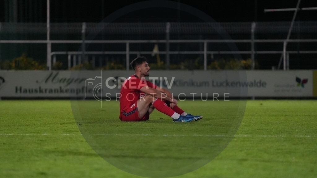 Fußball, Herren, Saison 2025/2026, Regionalliga Nordost, 8. Spieltag, FSV 63 Luckenwalde vs. FC Hertha 03 Zehlendorf, Dienstag 16.09.2025, Werner-Seelenbinder-Stadion Luckenwalde, | Fußball, Herren, Saison 2025/2026, Regionalliga Nordost, 8. Spieltag, FSV 63 Luckenwalde vs. FC Hertha 03 Zehlendorf, Dienstag 16.09.2025, Werner-Seelenbinder-Stadion Luckenwalde, Im Bild: Enttäuschung bei Hertha 03 Zehlendorf nach der Niederlage gegen Luckenwalde. - Realisiert mit Pictrs.com