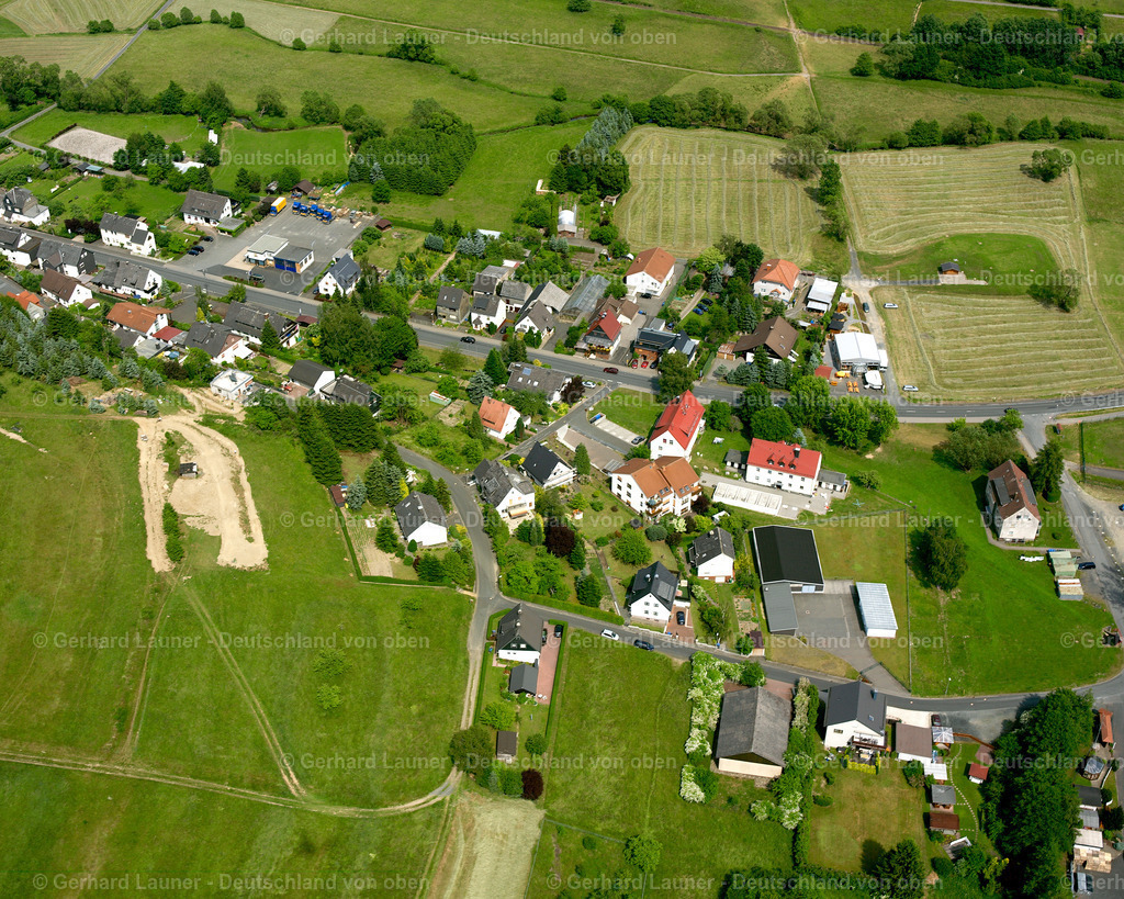 2611090 | STEINBRüCKEN 09.06.2006 Landwirtschaftliche Nutzflächen und Feldgrenzen  umsäumen das Siedlungsgebiet des Dorfes in Steinbrücken im Bundesland Hessen, Deutschland // Agricultural land and field boundaries surround the settlement area of the village  in Steinbrücken in the state Hesse, Germany Foto: Gerhard Launer