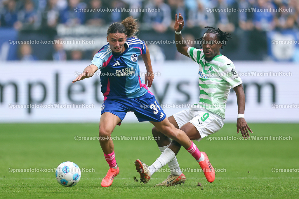 Schalke26102401016 | 26.10.2024, Fußball, FC Schalke 04 - SpVgg Greuther Fürth, 2. Fußball Bundesliga, Veltins-Arena Gelsenkirchen, Saison 2024 2025: Noel Futkeu (Greuther Fürth #9) im Zweikampf gegen Taylan Bulut (Schalke04 #31)DFB regulations prohibit any use of photographs as image sequences and or quasi-video.