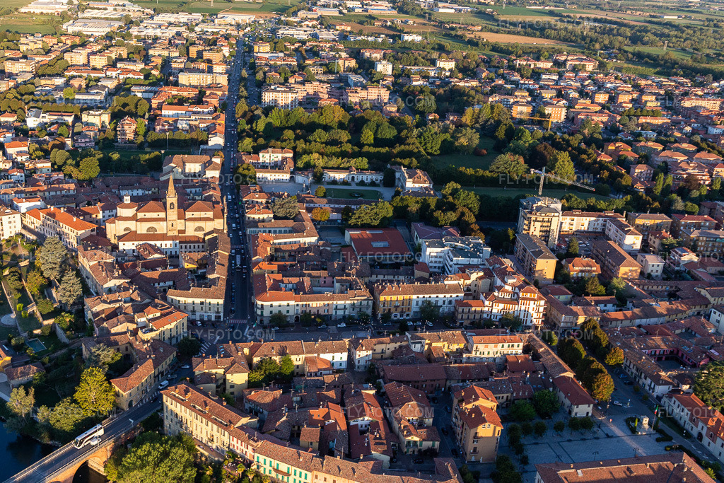 Aerial view: View of the town in Cassano d’Adda in the state Lombardy, Italy. – Photo: IMG_134471.jpg taken on 09/19/2022 by Werner Riehm/FLY-FOTO.com – Resolution of the original: 4536 x 3024 px