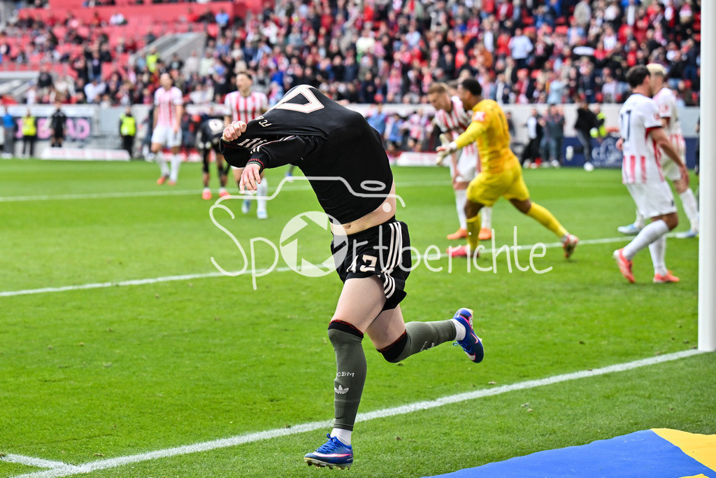 SC Freiburg - FC Bayern München | FREIBURG, GERMANY - 04. APRIL: Jubel der Bayern nach dem Treffer zum 2-3 durch Lennart KARL (FC Bayern Munich 42) / Tor / Torschuetze / Freude / Happy / während dem Bundesligamatch zwischen dem SC Freiburg und dem FC Bayern München am 28. Spieltag im Europa-Park Stadion / DFL REGULATIONS PROHIBIT ANY USE OF PHOTOGRAPHS AS IMAGE SEQUENCES AND/OR QUASI-VIDEO