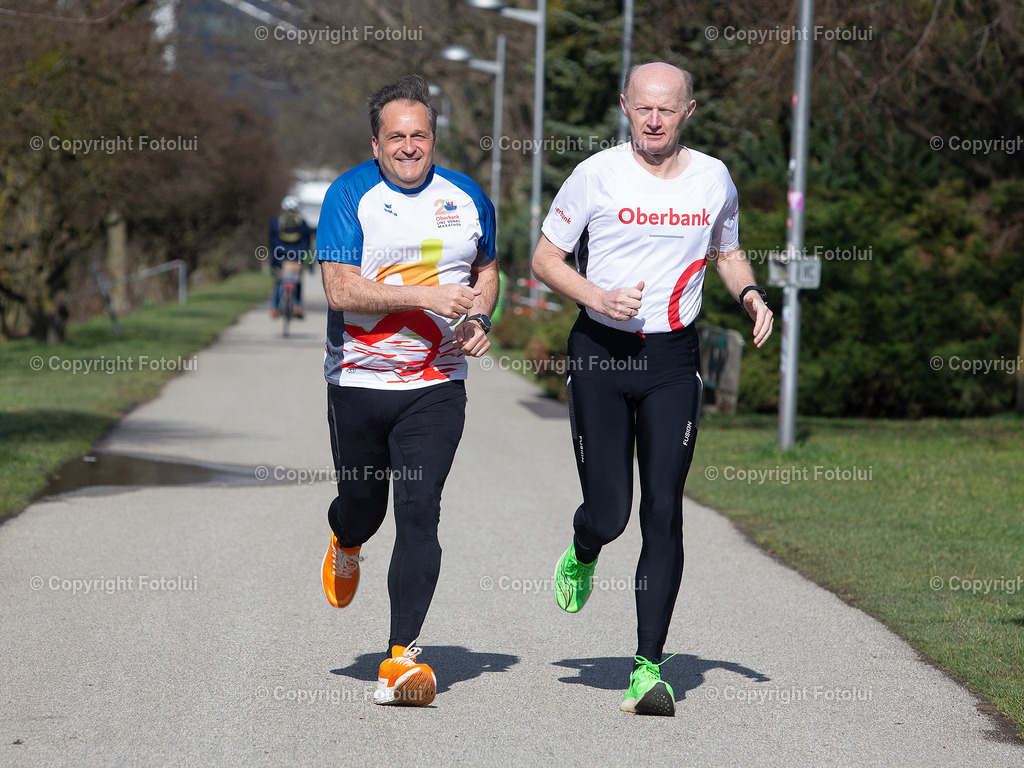 A_LUI_15032023_11 | 21,OBERBANK LINZ DONAU MARATHON 2023 LAUFTERMIN FOTO: V.L. DIETMAR KERSCHBAUM (BRUCKNERHAUS INTENDANT) UND DR.FRANZ GASSELSBERGER (GENERALDIREKTOR  OBERBANK)FOTO:FOTOLUI
