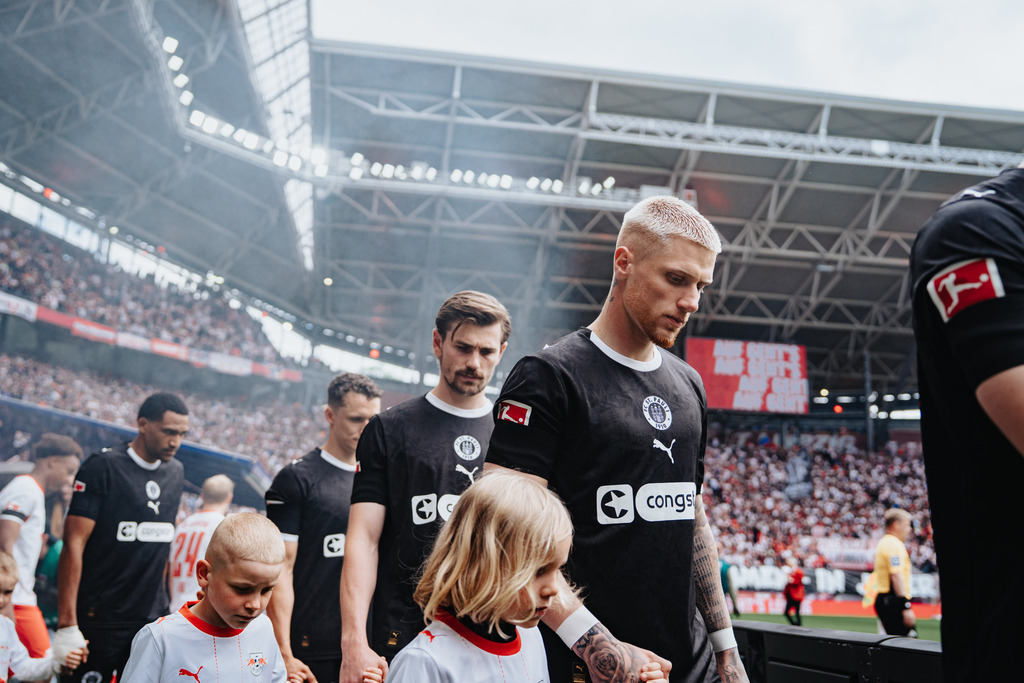 HEV08521 | Der offizielle Shop für FC St. Pauli Fotos. Wähle aus Spielszenen & Fanmomenten dein FCSP Wunschformat. Wir liefern Millerntor-Atmosphäre.