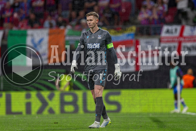 27.05.2026, EUR, Fussball, Herren, Conference League Finale, Saison 2025/2026, Crytsal Palace F.C. - Rayo Vallecano de Madrid | Dean Henderson (Crystal Palace, 1) schaut