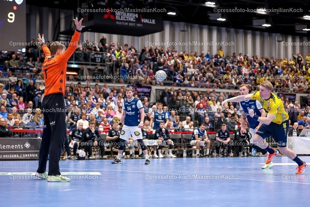 BHC16112501074 | 16.11.2025, Handball, HBL, Bergischer HC - Rhein-Neckar Löwen, Mitsubishi Electric HALLE Düsseldorf: Torhüter Christopher Rudeck (BHC #01) verteidigt gegen Haukur Thrastarson (Rhein-Neckar Löwen #25) beim Siebenmeter 
