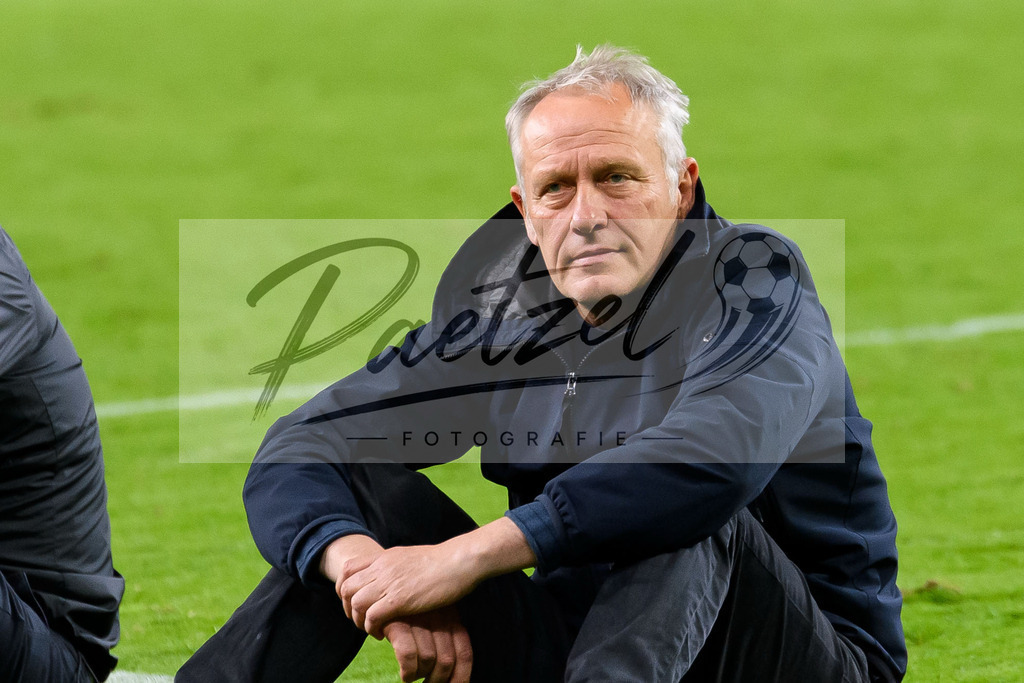 HSVSCF20220419_438 | Fussball, Herren: Trainer Christian Streich (SC Freiburg) schaut beim DFB-Pokal-Halbfinalspiel zwischen Hamburger SV und SC Freiburg im Volksparkstadion am 19.04.2022 in Hamburg, Deutschland.DFB / DFL REGULATIONS PROHIBIT ANY USE OF PHOTOGRAPHS AS IMAGE SEQUENCES AND/OR QUASI-VIDEO. - Realisiert mit Pictrs.com