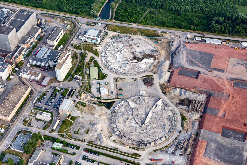 Luftbild: ehemaliges KKW Phillippsburg nach der Sprengung zum Abriss der beiden Kühltürme in Philippsburg im Bundesland Baden-Württemberg in Deutschland. Foto: IMG_120822.jpg vom 03.06.2020 durch Werner Riehm/FLY-FOTO.de