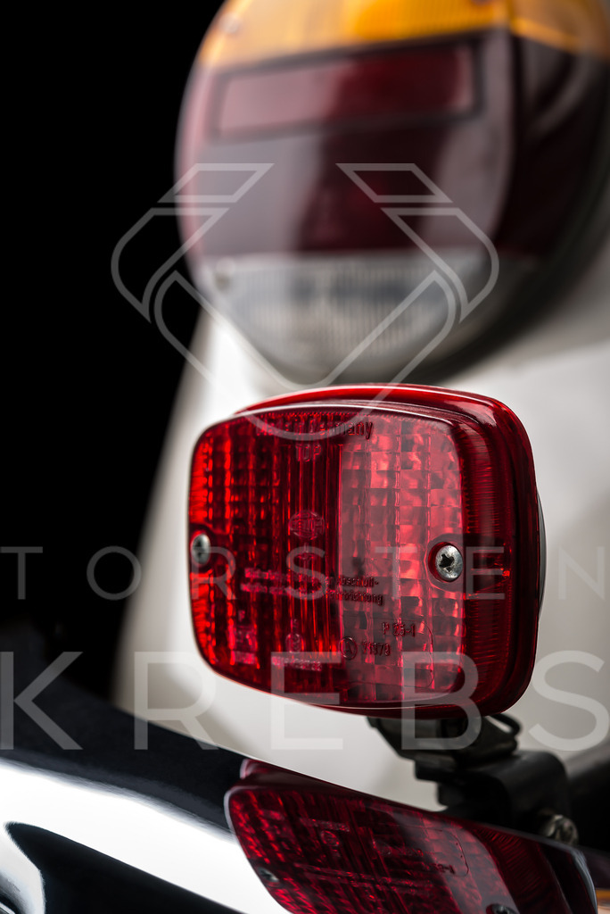 VW Käfer 1303 Cabrio (Baujahr 1976) | Hochwertige Oldtimer Bilder und der Oldtimer-Kalender. Ein großartiges Weihnachtsgeschenk für Oldtimer-Fans und Oldtimer-Liebhaber.  - Realisiert mit Pictrs.com