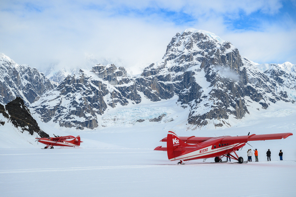 2025-089 | Im Flugzeug zum Denali, dem höchsten Berg Nordamerikas. Wenn das Wetter mitspielt - wie hier im Bild -, wird das Erlebnis gekrönt durch eine Landung auf einem der Gletscher am Denali. - Realisiert mit Pictrs.com