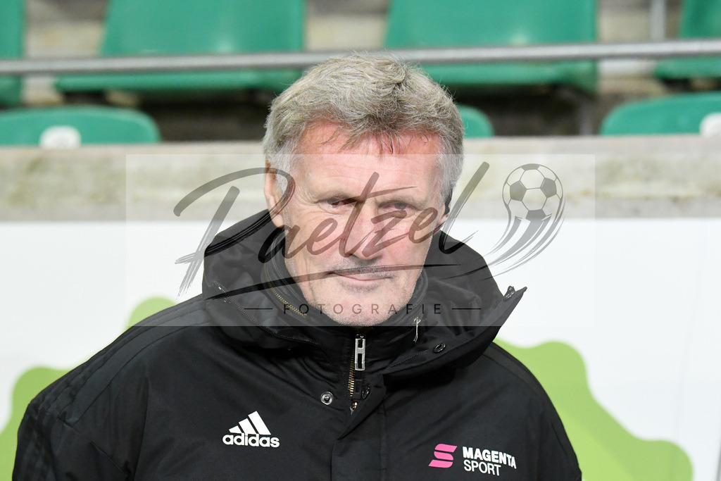 20200214_SCPFWK_0023 | Fussball, Herren: Rudi Bommer schaut waehrend des Spiels der 3. Liga zwischen SC Preussen Muenster und FC Wuerzburger Kickers im Preussenstadion am 14.02.2020 in Muenster, Deutschland.DFB / DFL REGULATIONS PROHIBIT ANY USE OF PHOTOGRAPHS AS IMAGE SEQUENCES AND/OR QUASI-VIDEO. - Realisiert mit Pictrs.com